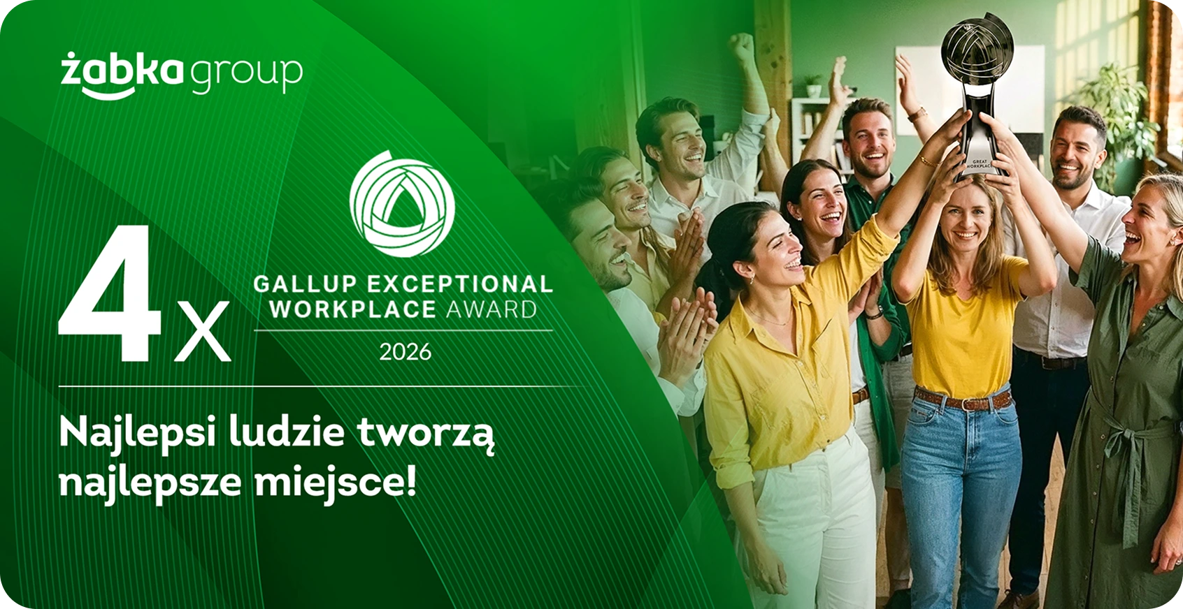 Grafika informująca o zdobyciu cztery razy z rzędu nagrody Gallup Exceptional Workplace Award, połączona ze zdjęciem zespołu cieszącego się i trzymającego puchar.
