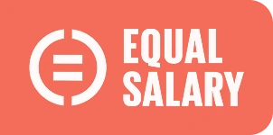 Trzy osoby w biurze rozmawiające przy smartfonie z widocznym logotypem certyfikatu Equal Salary.