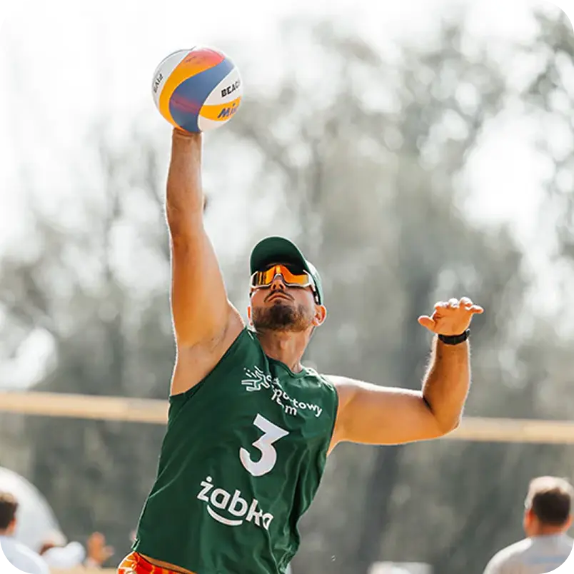 Pracownik Żabki podczas gry w siatkówkę plażową – reprezentant Sportowego Teamu.