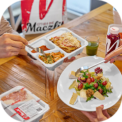 Zestaw zapakowanych posiłków pudełkowych cateringu dietetycznego Maczfit.