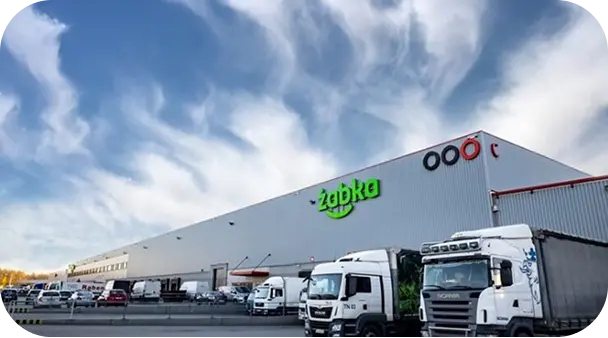 Widok z zewnątrz na nowoczesny budynek centrum logistycznego Żabka.